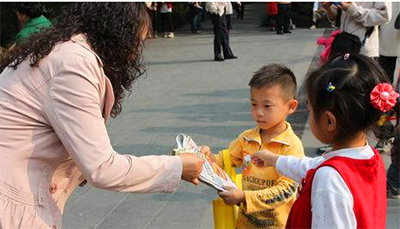 讓孩子感恩成長,快來參與“愛心小報童”活動吧!