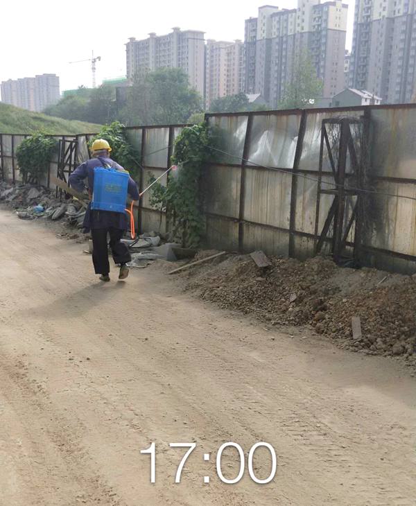 臨時施工通道噴灑驅蚊藥水_副本.jpg 臨時施工通道噴灑驅蚊藥水_副本.jpg