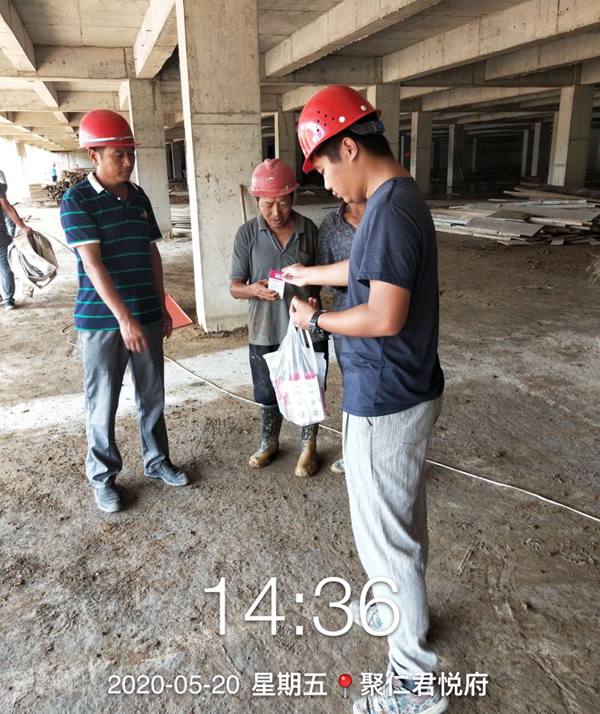 項目分發防蚊藥品給各施工人員_副本.jpg 項目分發防蚊藥品給各施工人員_副本.jpg